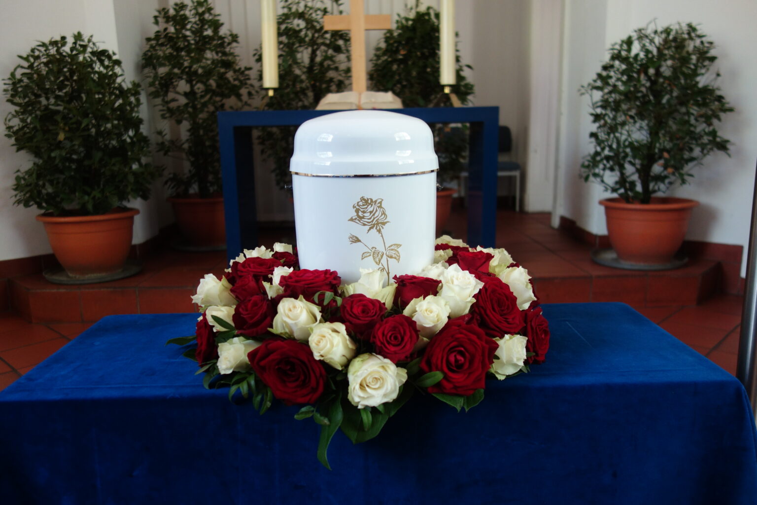 Legt Man Bei Einer Urnenbeisetzung Blumen Ins Grab Ablauf einer Urnenbeisetzung - Firmament Bestattungen